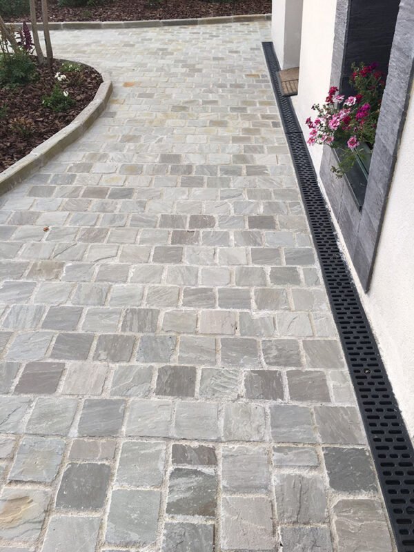 100x100mm Pack 40-60mm 9.68m2 Light Grey Cobbles Setts
